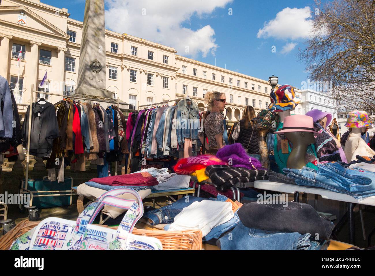 Cheltenham antiques and Vintage Market, marché de rue le samedi sur la Promenade de Cheltenham Spa. Vendeurs de rue et étals de vêtements à proximité des terrasses géorgiennes de maisons de ville dans la ville de Gloucestershire. ROYAUME-UNI. (134) Banque D'Images