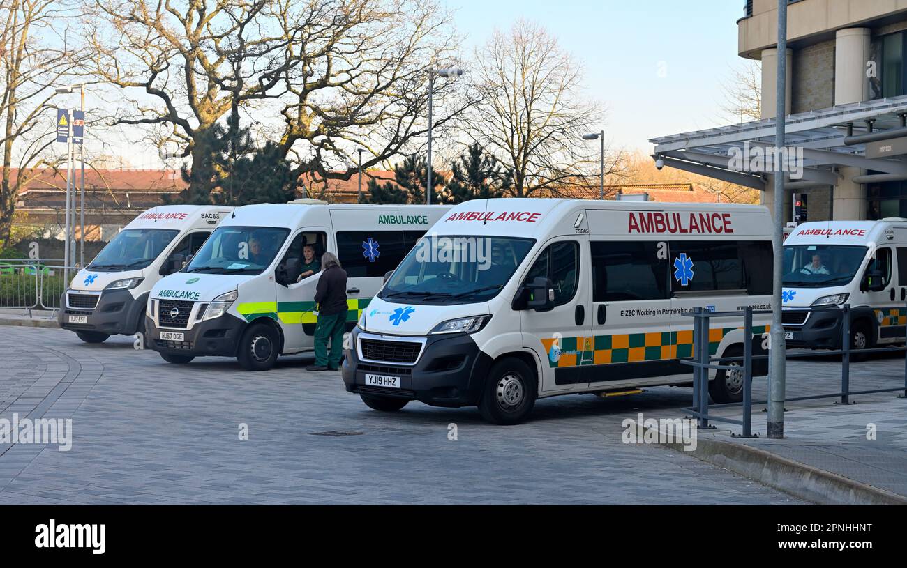 Des rangées d'ambulances (certaines privées, certaines NHS) stationnées devant l'hôpital, au Royaume-Uni Banque D'Images