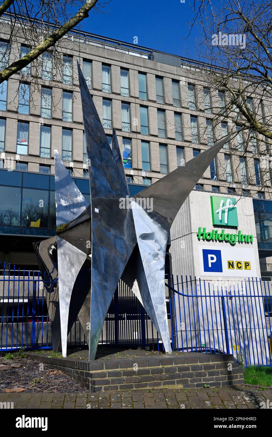Holiday Inn and NCP parking centre-ville de Bristol à côté de la sculpture abstraite en acier inoxydable "Spirit of Bristol" par l'artiste Paul Mount Banque D'Images