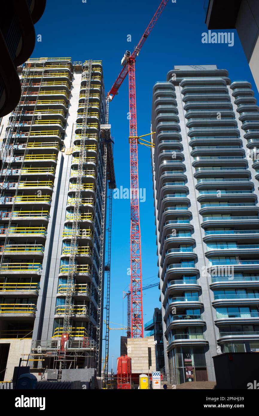 CONSTRUCTION DE NOUVEAUX BÂTIMENTS DANS LA RÉGION DU PORT D'OSTENDE - BELGIQUE - BÂTIMENT D'ARCHITECTURE MODERNE MONTANT - ARCHITECTURE - MARCHÉ IMMOBILIER © PHOTOGRAPHIE: FRÉDÉRIC BEAUMONT Banque D'Images