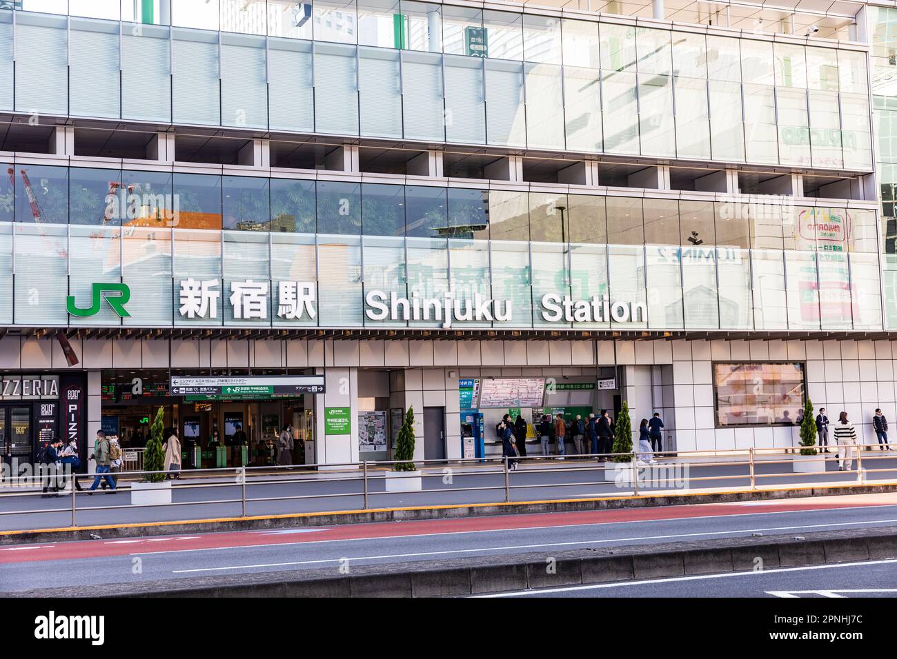 Gare de Shinjuku 2023 avril, extérieur et entrée à la gare de Shinjuku à Tokyo, Japon Banque D'Images