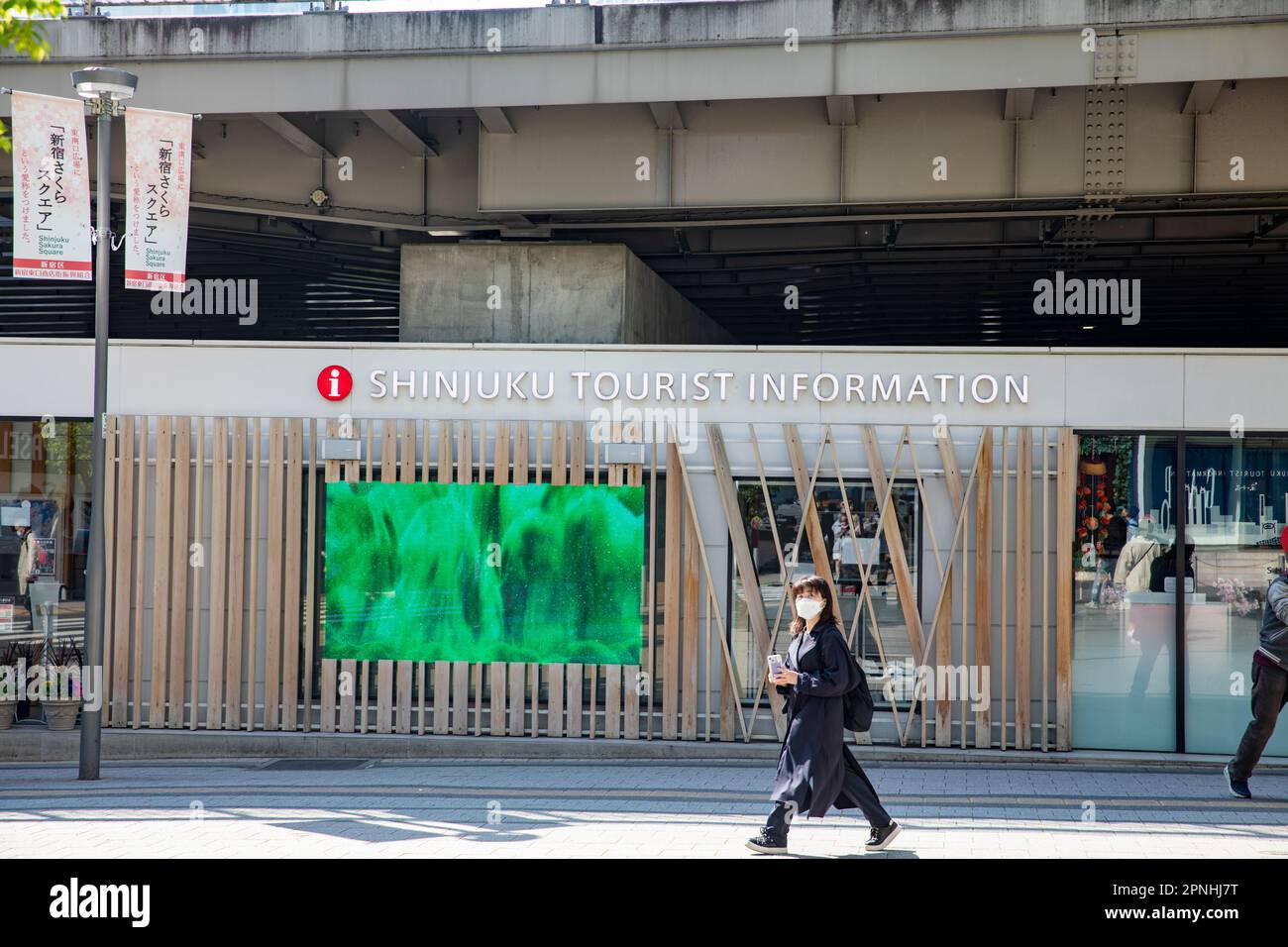 Shinjuku centre d'informations touristiques à Tokyo, Japon, 2023 femme avec facemask à pied Banque D'Images