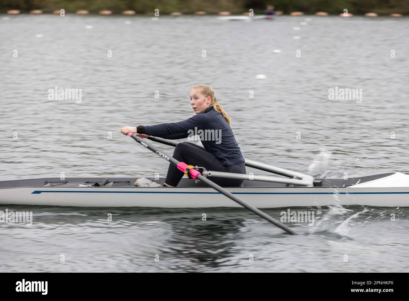 Cours d'aviron de plage en Grande-Bretagne à Redgrave et Pinsent Rowing Lake, Caversham, Reading. Ella Darrington (18) du Peterborough City Rowing Club. Banque D'Images