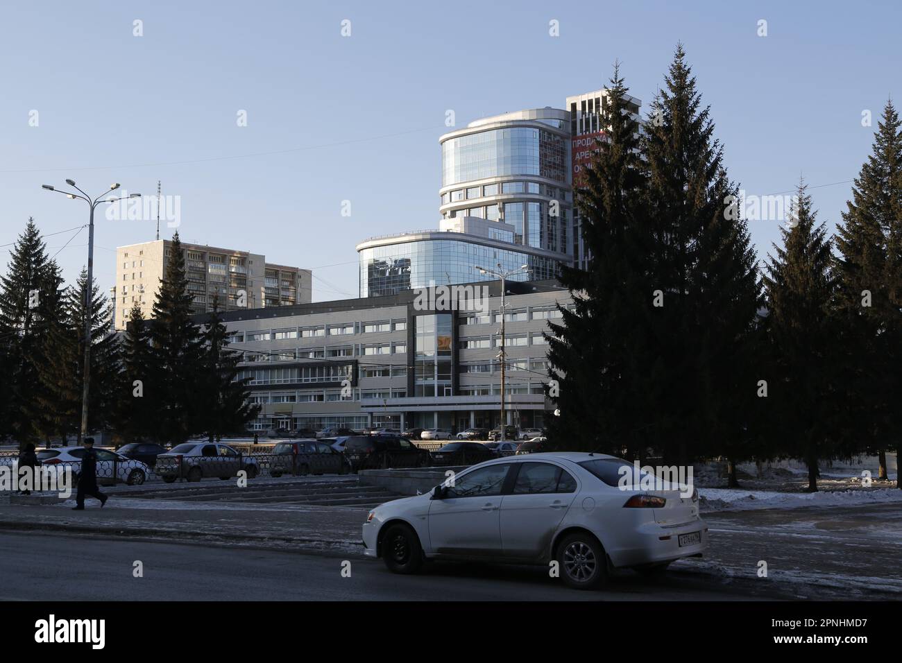 Bâtiment brillant dans le centre d'Ekaterinbourg, Oural, Russie abritant certains bureaux, par exemple le ministère de la gestion des biens d'État de la région de Sverdlovsk Banque D'Images