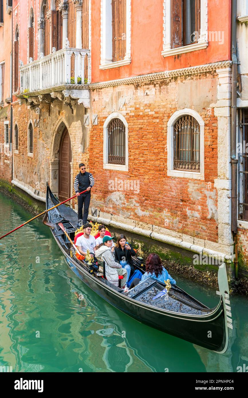 Gondolier en gondole dans un canal d'eau, Venise, Vénétie, Italie Banque D'Images