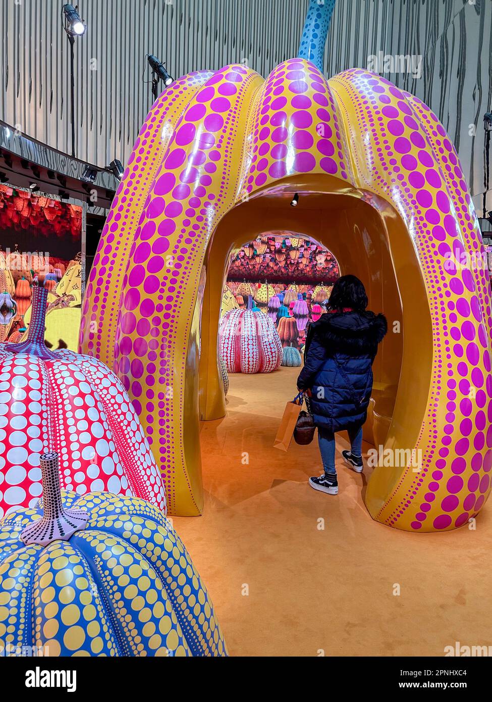 Paris, France, Louis Vuitton, LVMH Boutique de vêtements de luxe sur AVE. Champs-Elysées, avec des décorations d'art moderne par : (crédit) Yayoi KUSAMA, exposition Banque D'Images