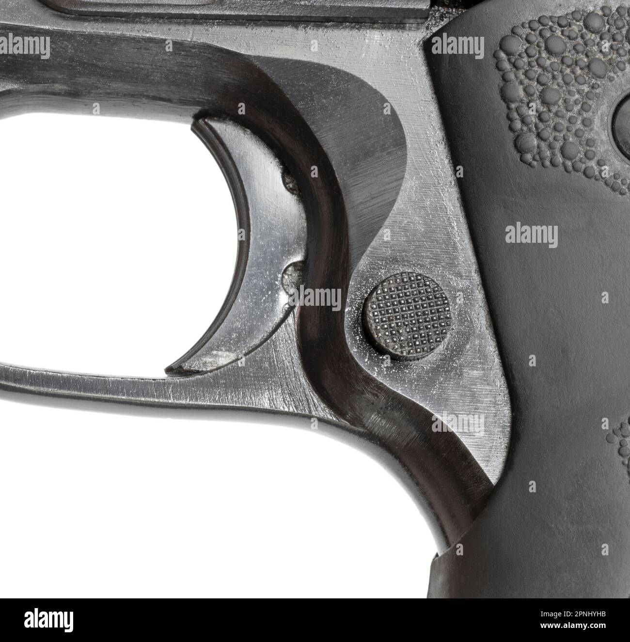 Sortie de magazine et triggerr sur un pistolet semi-automatique isolé dans un studio de tir Banque D'Images