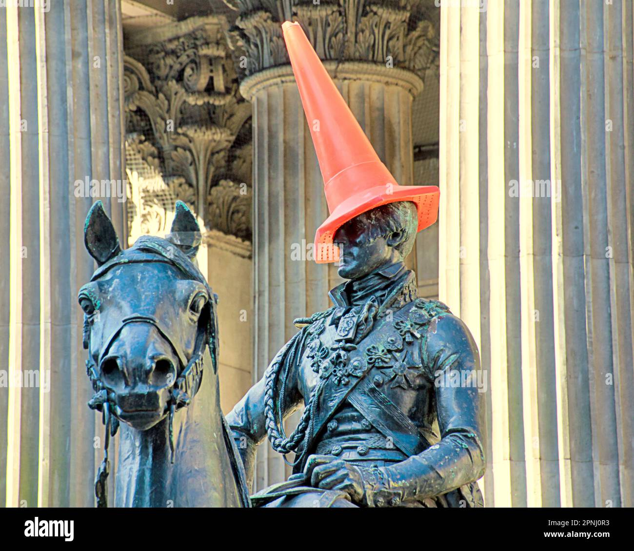 Glasgow, Écosse, Royaume-Uni 19h avril 2023. Météo au Royaume-Uni: Ensoleillé le duc obtient un nouveau chapeau rouge inhabituel à l'extérieur du musée de l'art moderne par beau temps. Crédit Gerard Ferry/Alay Live News Banque D'Images