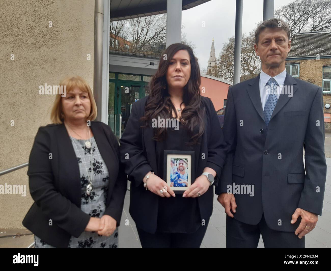 Charlotte Wright (au centre) à l'extérieur de la cour du coroner de Southwark, Londres, après l'enquête sur le décès de son mari, psychologue clinicien Dr Stephen Wright. Le médecin « en forme et en bonne santé » est décédé des « conséquences inattendues de la vaccination » après une réaction rare au jab AstraZeneca Covid, un coroner a statué. En tant que psychologue clinique du NHS et travailleur sanitaire de première ligne, Dr Wright, 32 ans, de Sevenoaks, Kent, a été l'un des premiers groupes de personnes à recevoir le vaccin pendant la pandémie. Il est mort 10 jours plus tard. Date de la photo: Mercredi 19 avril 2023. Banque D'Images