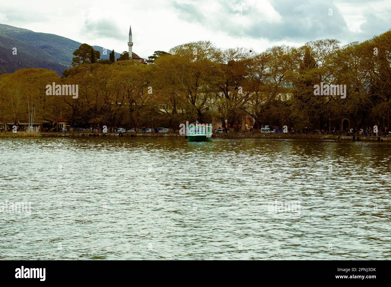 Lac Pambotida à Ioannina avec un filtre cinématographique Banque D'Images
