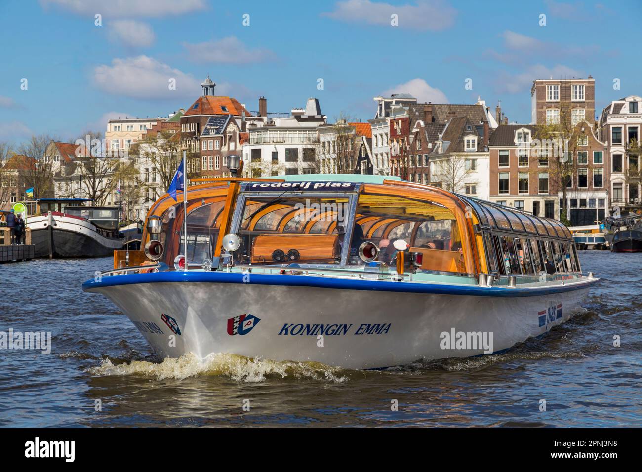 PLAS Koningin Emma tour en bateau le long du canal à Amsterdam, Hollande, pays-Bas en avril Banque D'Images