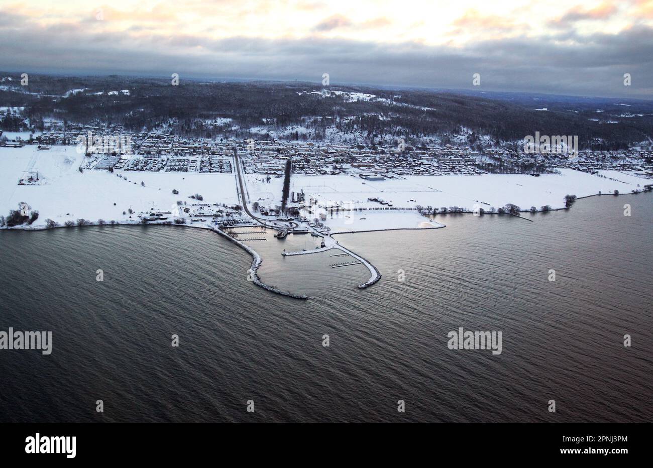 Les jeunes qui prennent conscience de l'Association suédoise des volontaires de l'Armée de l'Air (Suédois: Flygvapenfrivilligas riksförbund, FVRF), communément connue sous le nom de volontaires de l'Armée de l'Air (Suédois: Flygvapenfrivilliga) est une organisation de défense volontaire suédoise. Sur la photo : vue sur le port de Gränna, Suède. Banque D'Images