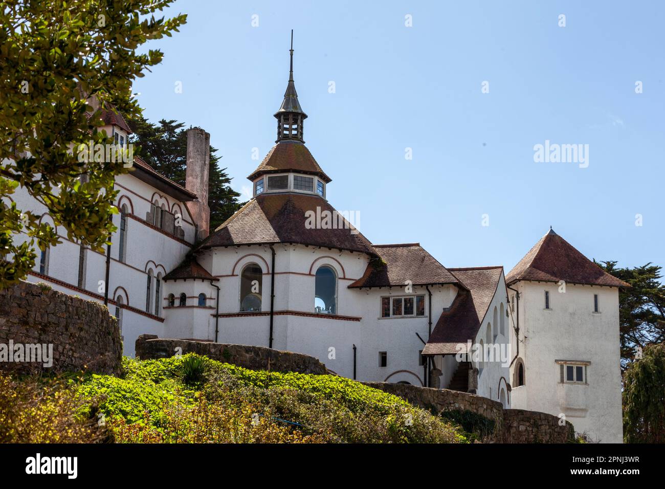 Abbaye de Caldey, monastère cistercien sur l'île de Caldey près de Tenby, Pembrokeshire, pays de Galles. Construit en 1910 par des moines bénédictins Banque D'Images