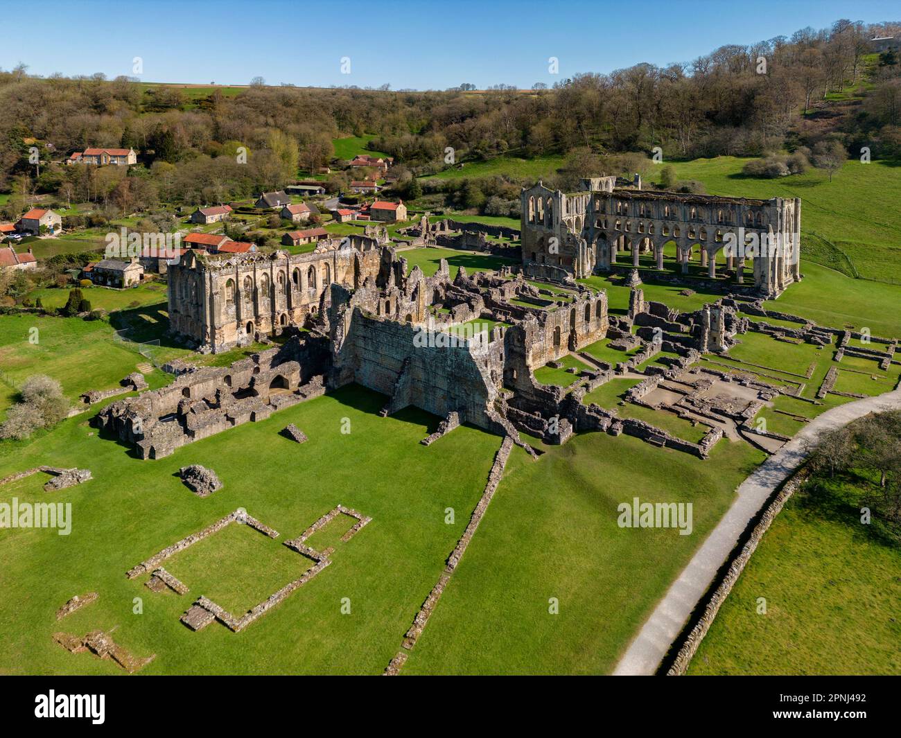 Vue aérienne des ruines de l'abbaye de Rievaulx naer Helmsley dans le nord du Yorkshire, dans le nord-est de l'Angleterre. C'était l'un des grands abbayes de la région anglaise Banque D'Images