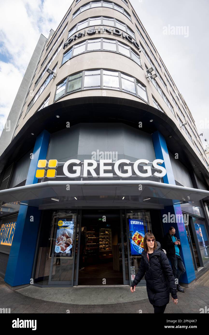 Londres, Royaume-Uni. 19 avril 2023. L'extérieur de la branche de Greggs au 1 Leicester Square. La chaîne de boulangerie a demandé une licence pour servir des aliments chauds 24 heures sur 24 dans cette succursale, mais la demande a été rejetée par le Conseil municipal de Westminster qui prétend qu'elle ferait de la succursale un «hotspot pour les perturbations nocturnes et les comportements antisociaux». Cette opinion est partagée par la police métropolitaine. Une audience de trois jours est prévue à 16 mai. Credit: Stephen Chung / Alamy Live News Banque D'Images