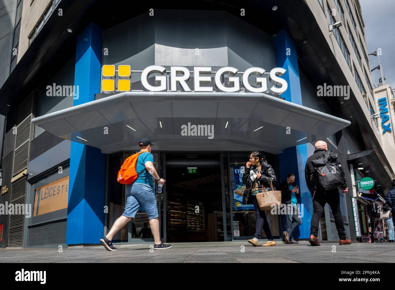 Londres, Royaume-Uni. 19 avril 2023. L'extérieur de la branche de Greggs au 1 Leicester Square. La chaîne de boulangerie a demandé une licence pour servir des aliments chauds 24 heures sur 24 dans cette succursale, mais la demande a été rejetée par le Conseil municipal de Westminster qui prétend qu'elle ferait de la succursale un «hotspot pour les perturbations nocturnes et les comportements antisociaux». Cette opinion est partagée par la police métropolitaine. Une audience de trois jours est prévue à 16 mai. Credit: Stephen Chung / Alamy Live News Banque D'Images