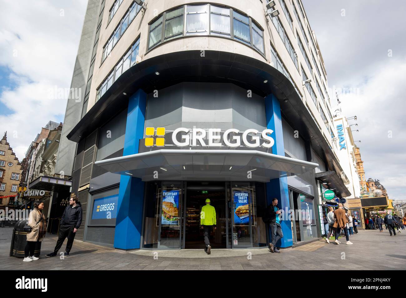 Londres, Royaume-Uni. 19 avril 2023. L'extérieur de la branche de Greggs au 1 Leicester Square. La chaîne de boulangerie a demandé une licence pour servir des aliments chauds 24 heures sur 24 dans cette succursale, mais la demande a été rejetée par le Conseil municipal de Westminster qui prétend qu'elle ferait de la succursale un «hotspot pour les perturbations nocturnes et les comportements antisociaux». Cette opinion est partagée par la police métropolitaine. Une audience de trois jours est prévue à 16 mai. Credit: Stephen Chung / Alamy Live News Banque D'Images