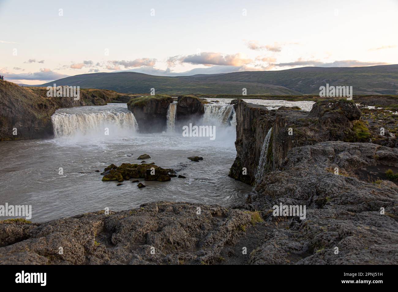 Vue panoramique sur la cascade de Godafoss près d'Akureyri, la plus célèbre place de l'anneau d'or d'Islande. Attraction touristique populaire Banque D'Images