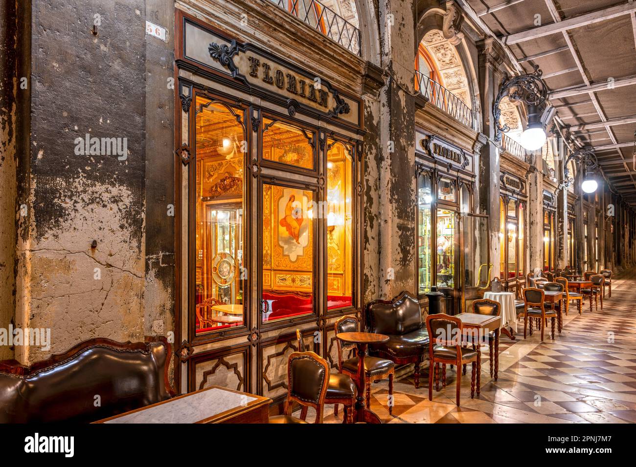 Fondée en 1720, Caffe Florian est le plus ancien café en activité continue du monde, Venise, Vénétie, Italie Banque D'Images