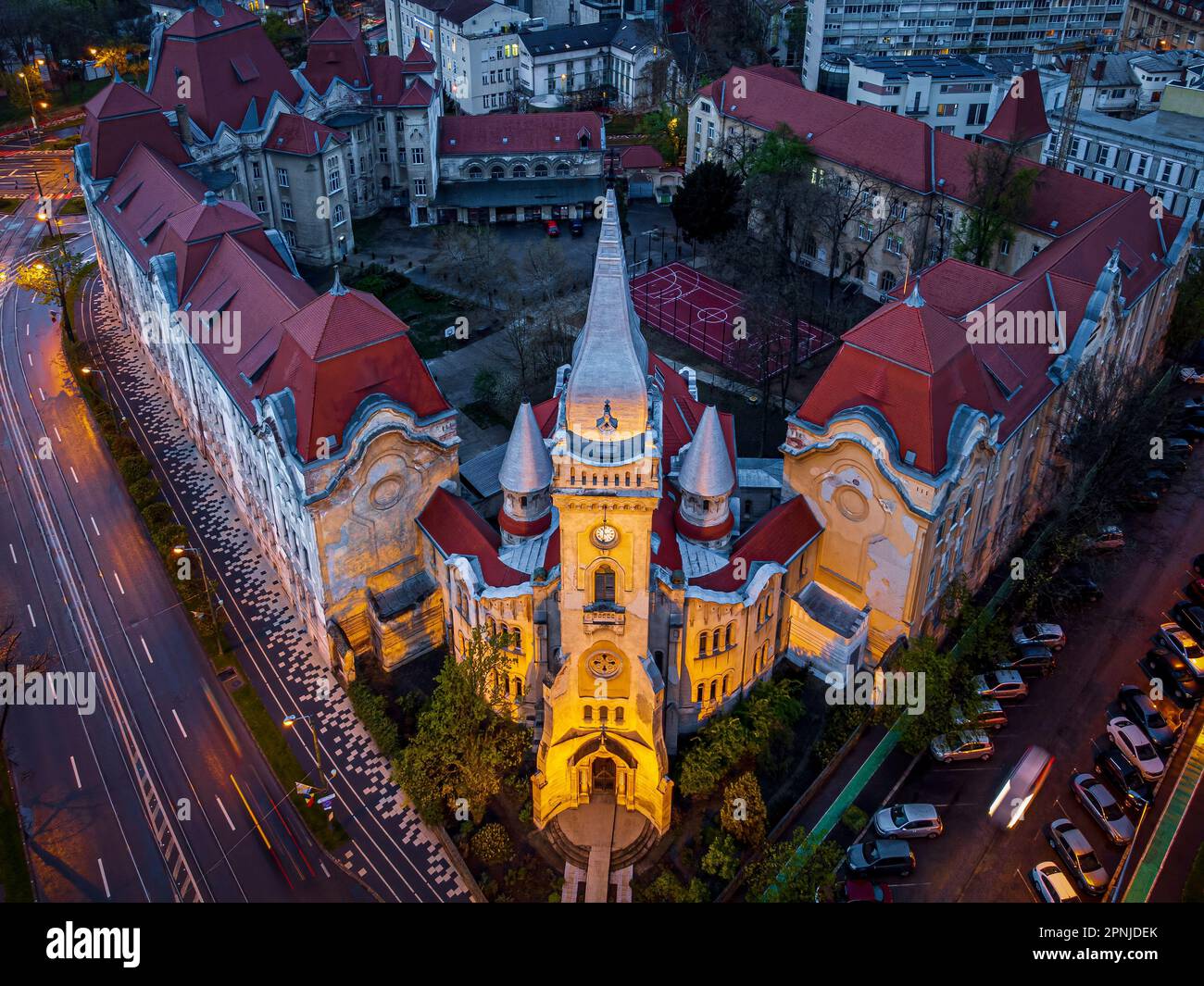 Vue aérienne de l'église-chapelle Piariste et de leur lycée. La photo a été prise le 17th avril 2023 à Timisoara, la culture européenne Banque D'Images