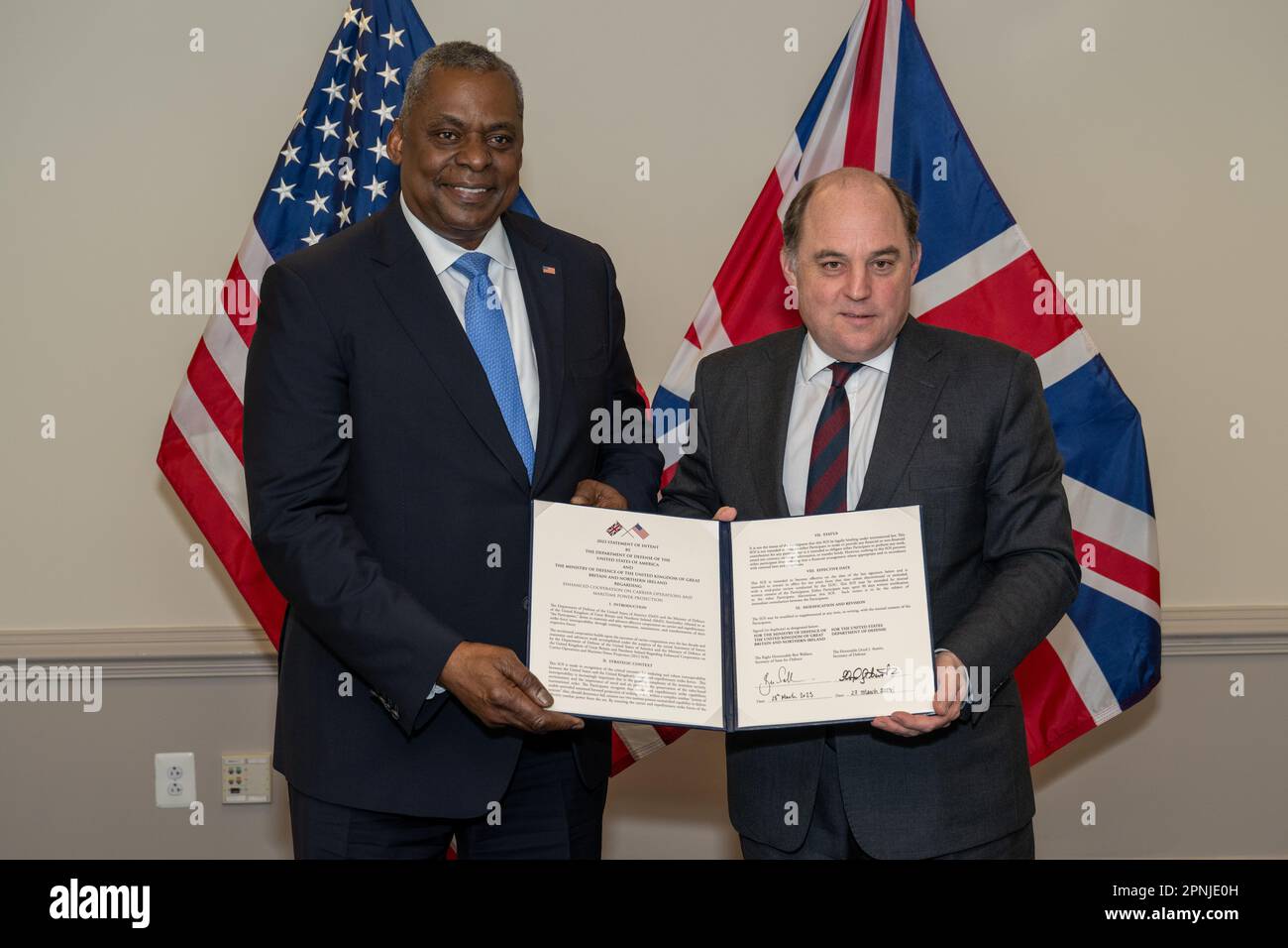 Arlington, États-Unis d'Amérique. 17 avril 2023. ÉTATS-UNIS Le secrétaire à la Défense Lloyd J. Austin III, à gauche, et le secrétaire d'État britannique à la Défense Ben Wallace, à droite, ont conclu un accord conjoint à la suite de réunions bilatérales tenues au Pentagone, à 17 avril 2023, à Arlington, en Virginie. Crédit : SSTGT. John Wright/DOD/Alamy Live News Banque D'Images