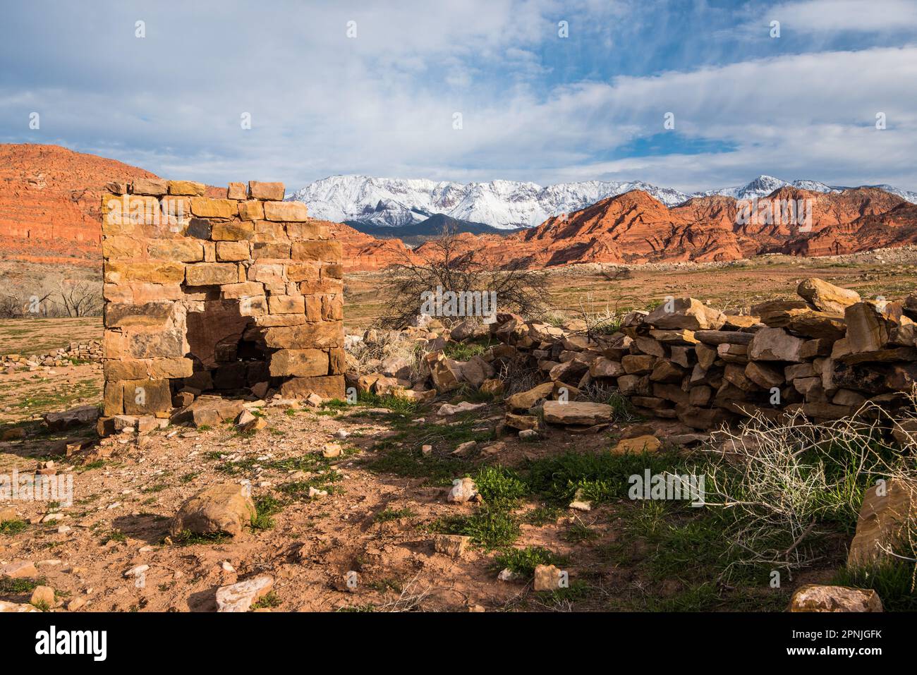 Ruines de la vieille ville fantôme de Harrisburg dans le sud de l'Utah, près de St. George. Pine Valley Mtns enneigés. en arrière-plan. Banque D'Images