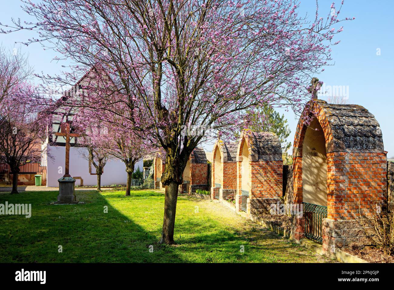 Stations de la Croix dans le jardin du monastère Maria Altbronn, Egersheim, Alsace, France Banque D'Images