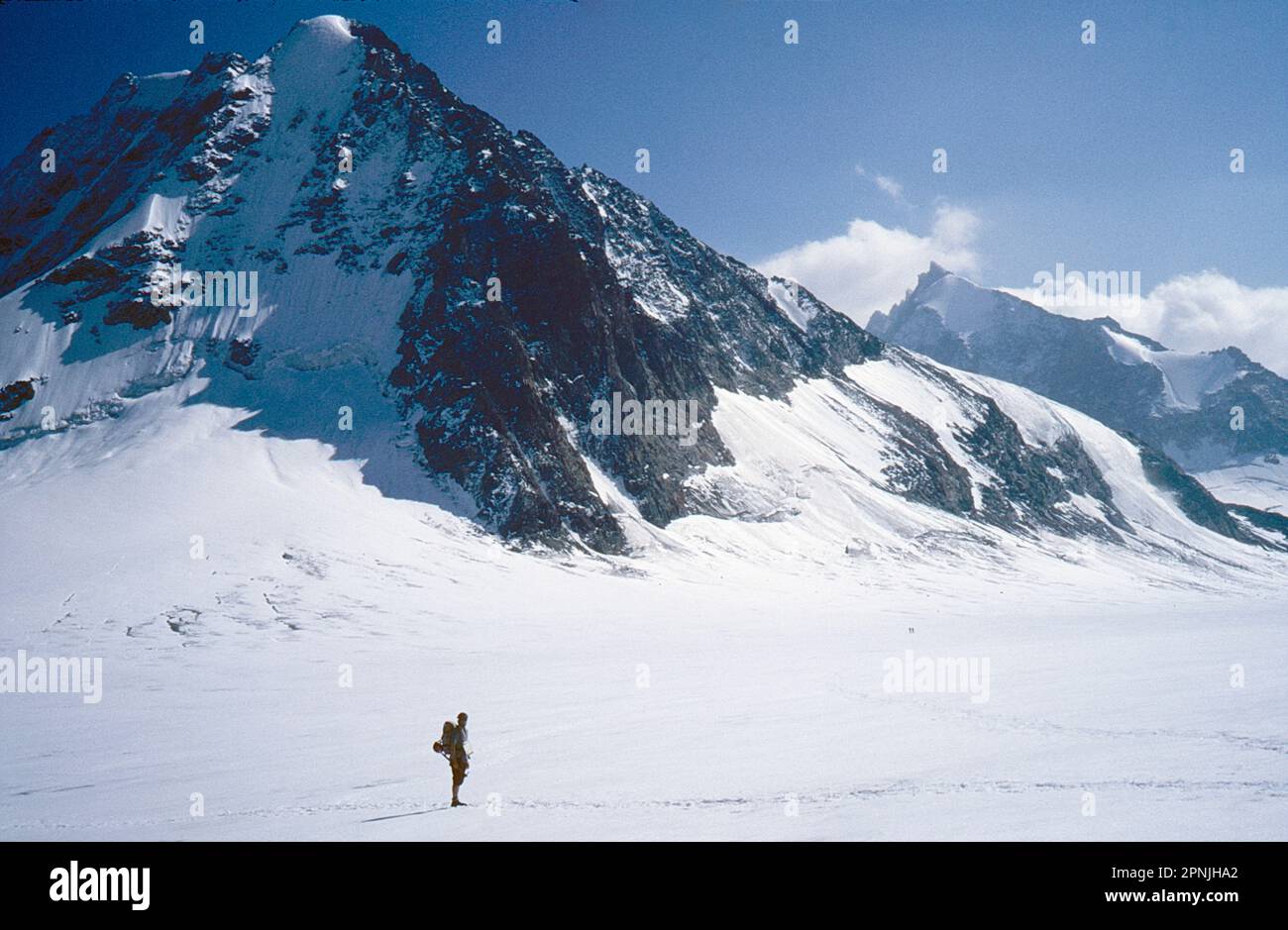 Un seul grimpeur au sommet du glacier d'Otemma, éclipsé par le petit Mont Collon sur la route Chamonix-Zermatt haute Banque D'Images