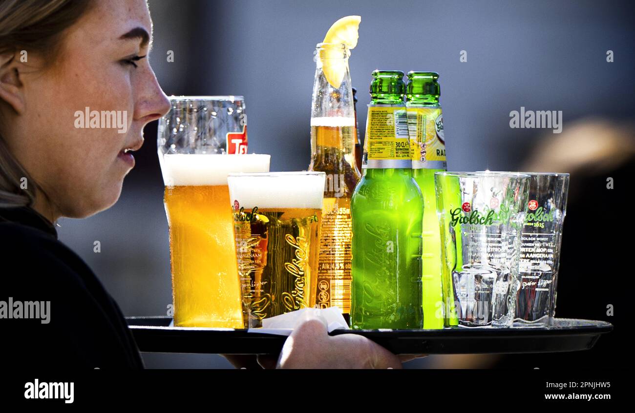 AMSTERDAM - Un serveur sert différents types de bière sur une terrasse. ANP RAMON VAN FLYMEN pays-bas sortie - belgique sortie Banque D'Images