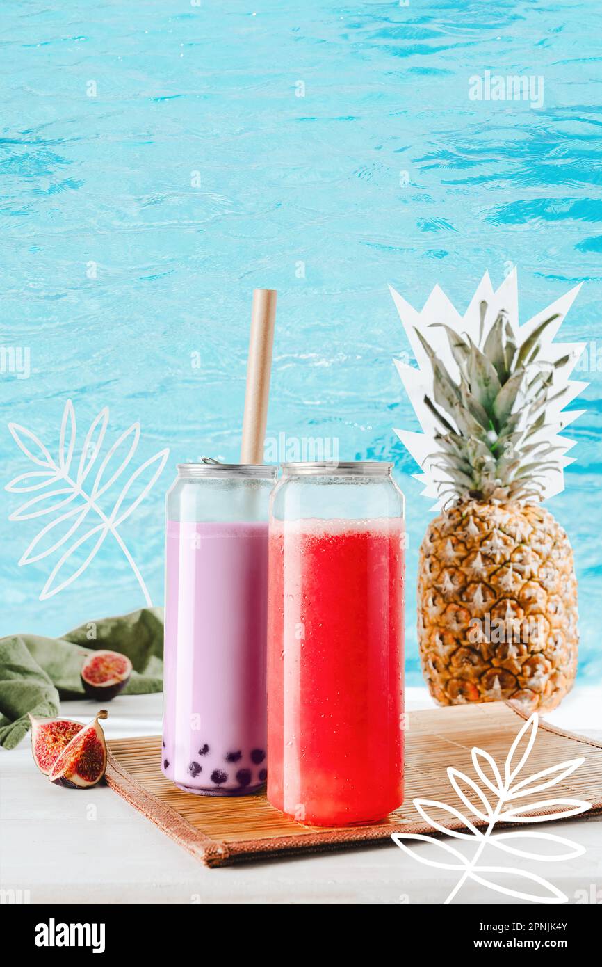 Thé moussant sur la plage, thé à la moussant glacé fruité avec perles de tapioca dans une tasse couverte, espace de copie, poster ensoleillé, maquette Banque D'Images