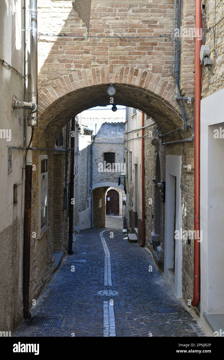 Une rue étroite parmi les vieilles maisons de Biccari, une ville historique dans l'état des Pouilles en Italie. Banque D'Images
