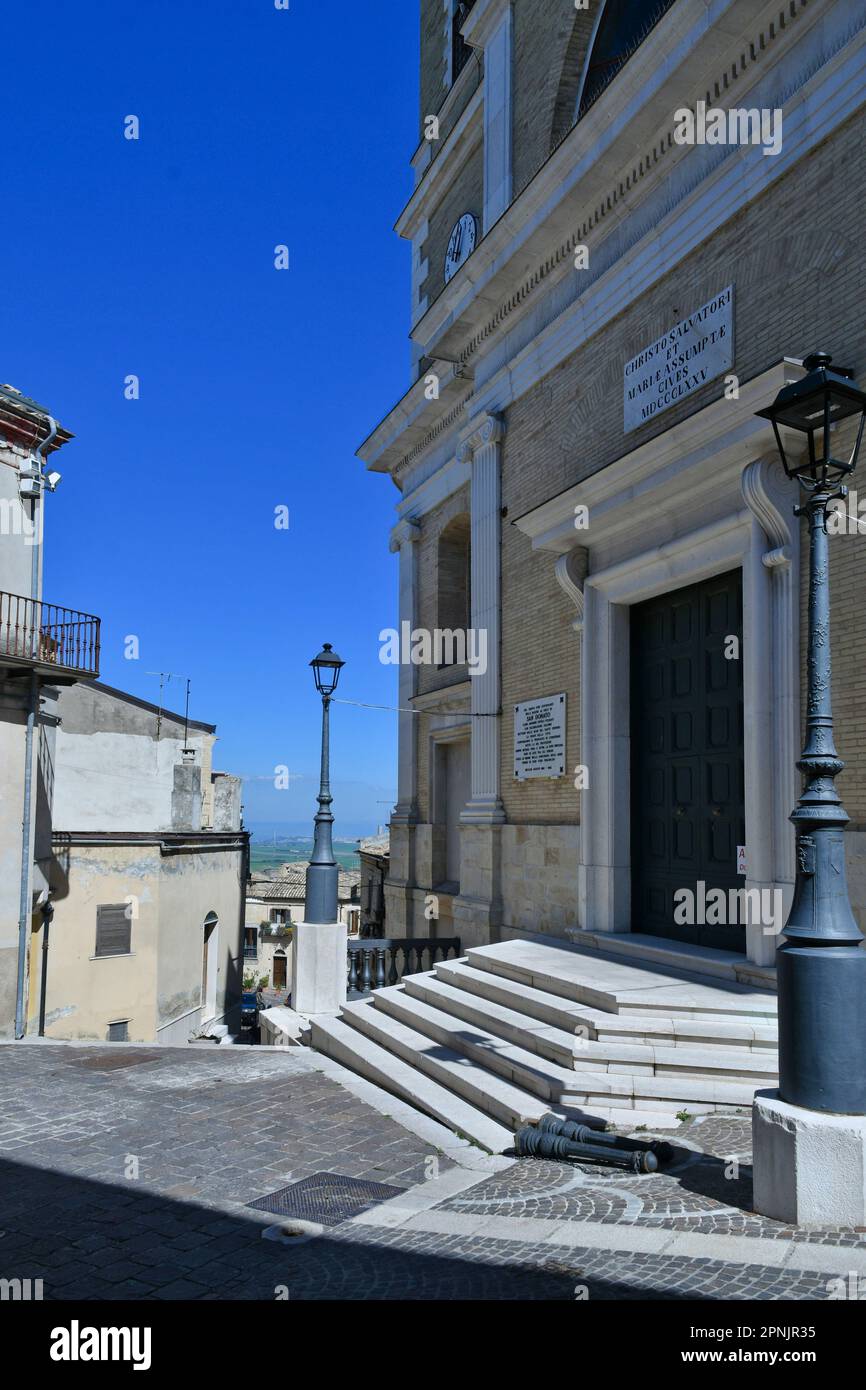 Une rue étroite parmi les vieilles maisons de Biccari, une ville historique dans l'état des Pouilles en Italie. Banque D'Images
