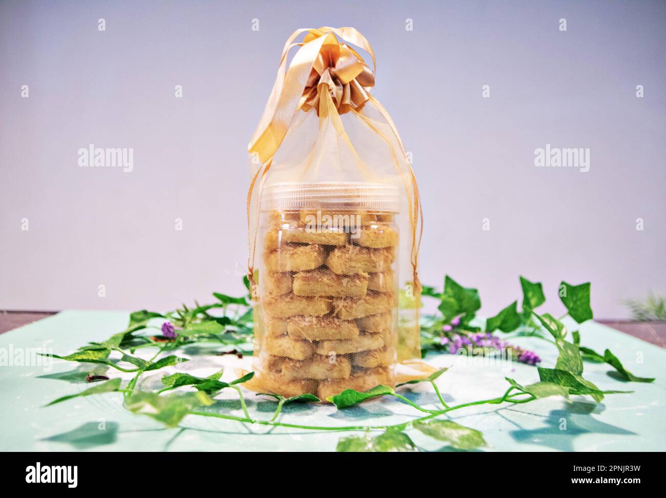 Les Kaasstengels ou en-cas au fromage sont des pâtisseries faites à partir d'un mélange de farine, d'œufs, de margarine et de fromage râpé. Banque D'Images