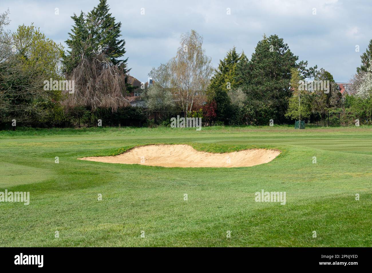 Maidenhead, Royaume-Uni. 19th avril 2023. Cala Homes prévoit de construire 1 800 maisons sur Maidenhead Golf Club (photo) dans la circonscription de Theresa May MP dans le Berkshire, à l'expiration de leur bail en 2025. C'est malgré le fait que le terrain a été donné au peuple de Maidenhead par Lord Desborough. Maidenhead Golf Club ont échoué dans leur tentative d'achat du club de golf John Lewis Partnership à Winter Hill à Cookham. Le soumissionnaire retenu est Safecgolf Ltd Une veillée a eu lieu la nuit dernière par des résidents locaux à l'extérieur de Maidenhead Town Hall, pleurant la perte de 200 acres d'espace vert vital et d'habitats fauniques à Maid Banque D'Images