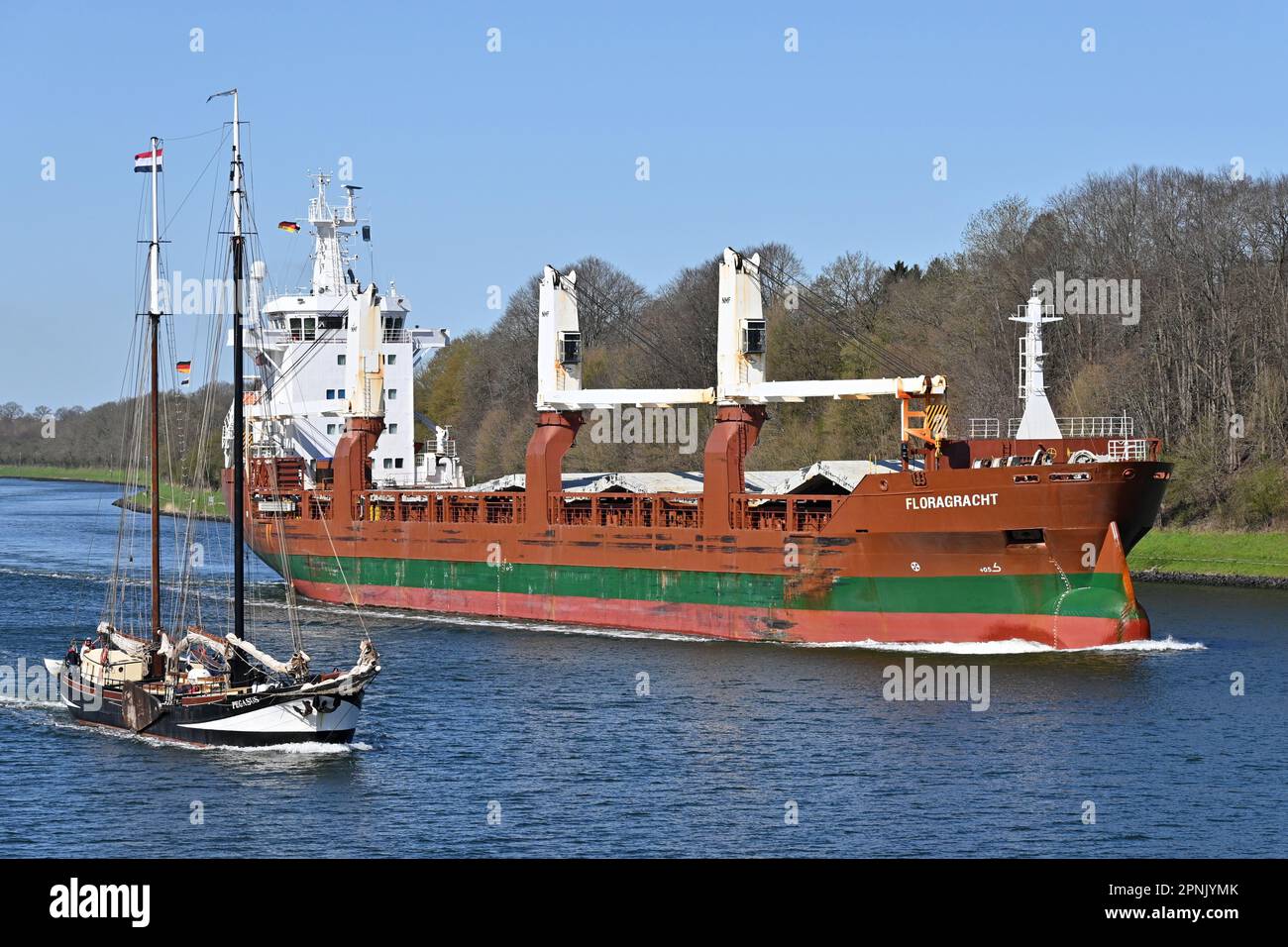 Générations de navires néerlandais au canal de Kiel: Le navire de fret général FLORAGRACHT (construit en 2011) dépasse Klipper PEGASUS (construit en 1904) Banque D'Images