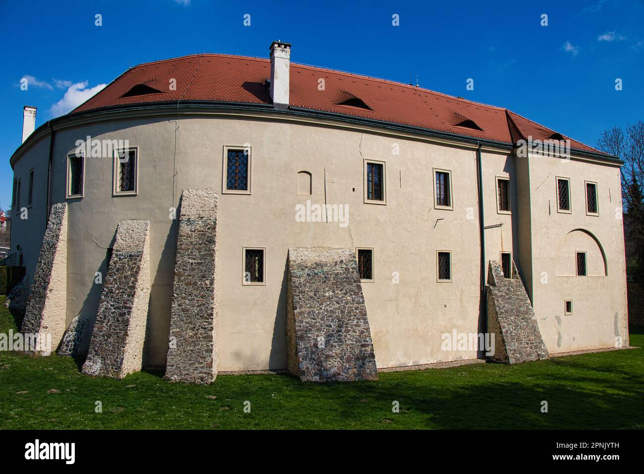 Château de Roztoky près de Prague au printemps ensoleillé. République tchèque. Banque D'Images Château de Roztoky près de Prague au printemps ensoleillé. République tchèque. Banque D'Images