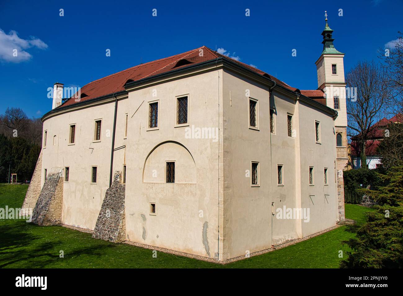 Château de Roztoky près de Prague au printemps ensoleillé. République tchèque. Banque D'Images Château de Roztoky près de Prague au printemps ensoleillé. République tchèque. Banque D'Images