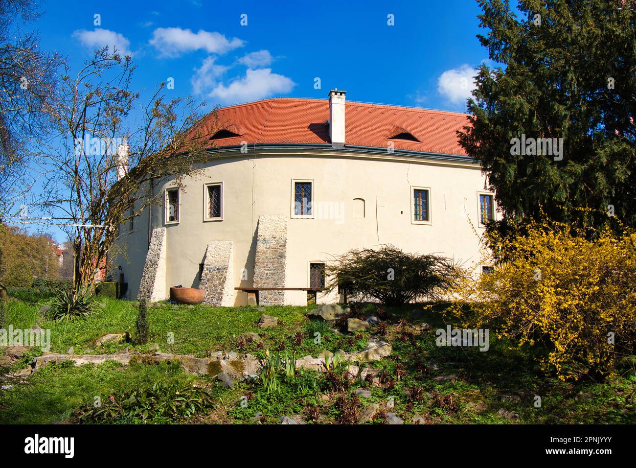 Château de Roztoky près de Prague au printemps ensoleillé. République tchèque. Banque D'Images Château de Roztoky près de Prague au printemps ensoleillé. République tchèque. Banque D'Images