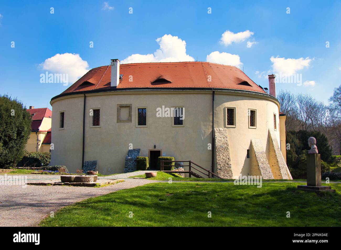 Château de Roztoky près de Prague au printemps ensoleillé. République tchèque. Banque D'Images