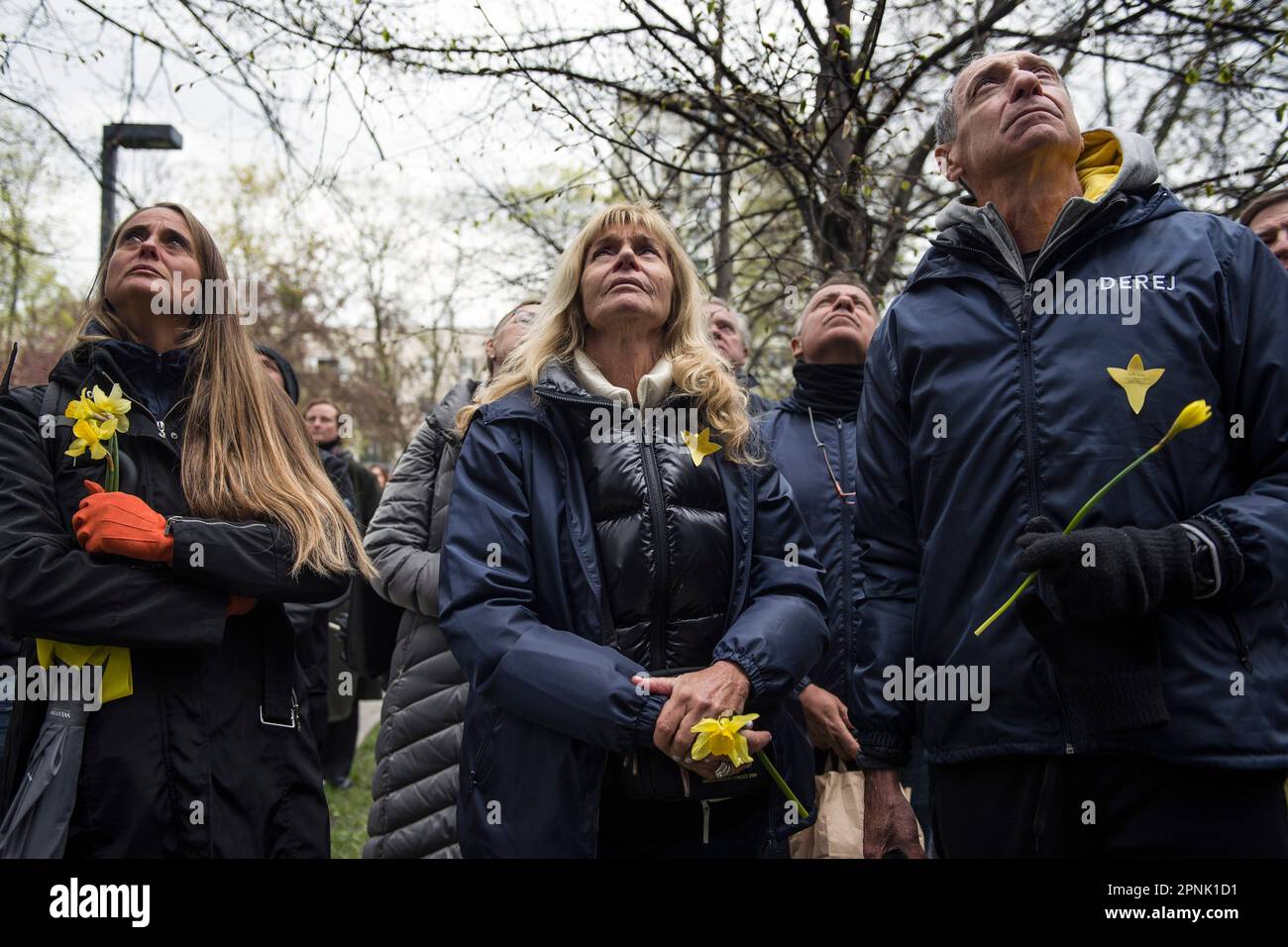 Les citoyens et les participants à la cérémonie sont vus en train de tenir des jonquilles comme symbole du soulèvement du ghetto pendant la cérémonie. La Pologne a marqué le 80th anniversaire du soulèvement du ghetto de Varsovie - une violente révolte qui s'est produite de 19 avril à 16 mai 1943, pendant la Seconde Guerre mondiale Les habitants du ghetto juif de Varsovie, occupé par les nazis, ont organisé la révolte armée pour empêcher les déportations vers les camps d'extermination dirigés par les nazis. Le soulèvement est devenu un symbole éternel de la résistance des juifs polonais contre l'Holocauste. Entre 1942 et 1943 Allemands ont transporté plus de 300 000 juifs du ghetto de Varsovie au d Banque D'Images