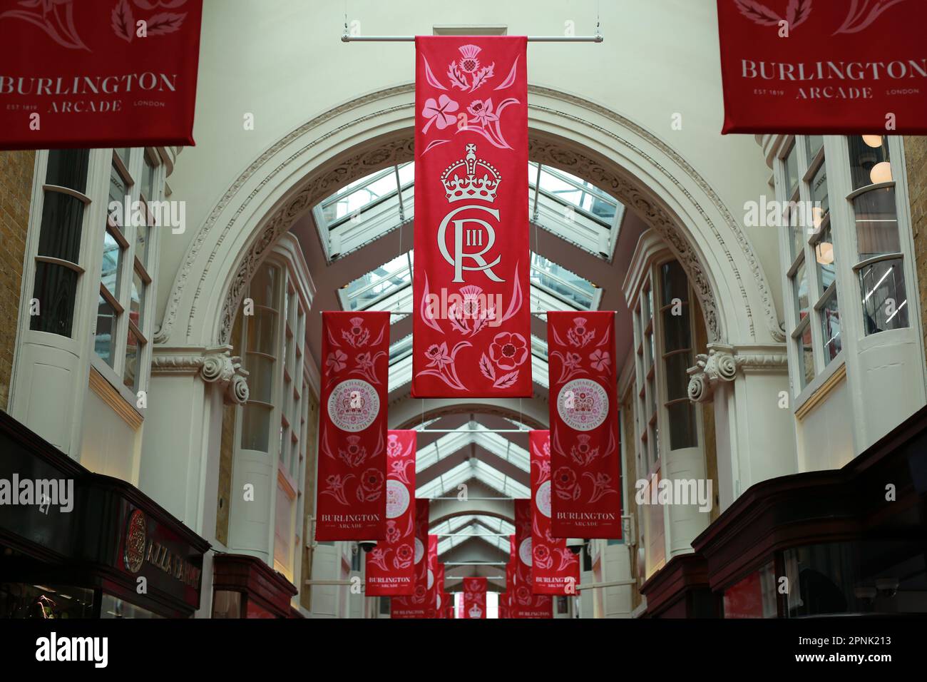 Drapeau officiel du couronnement du roi charles iii Banque de
