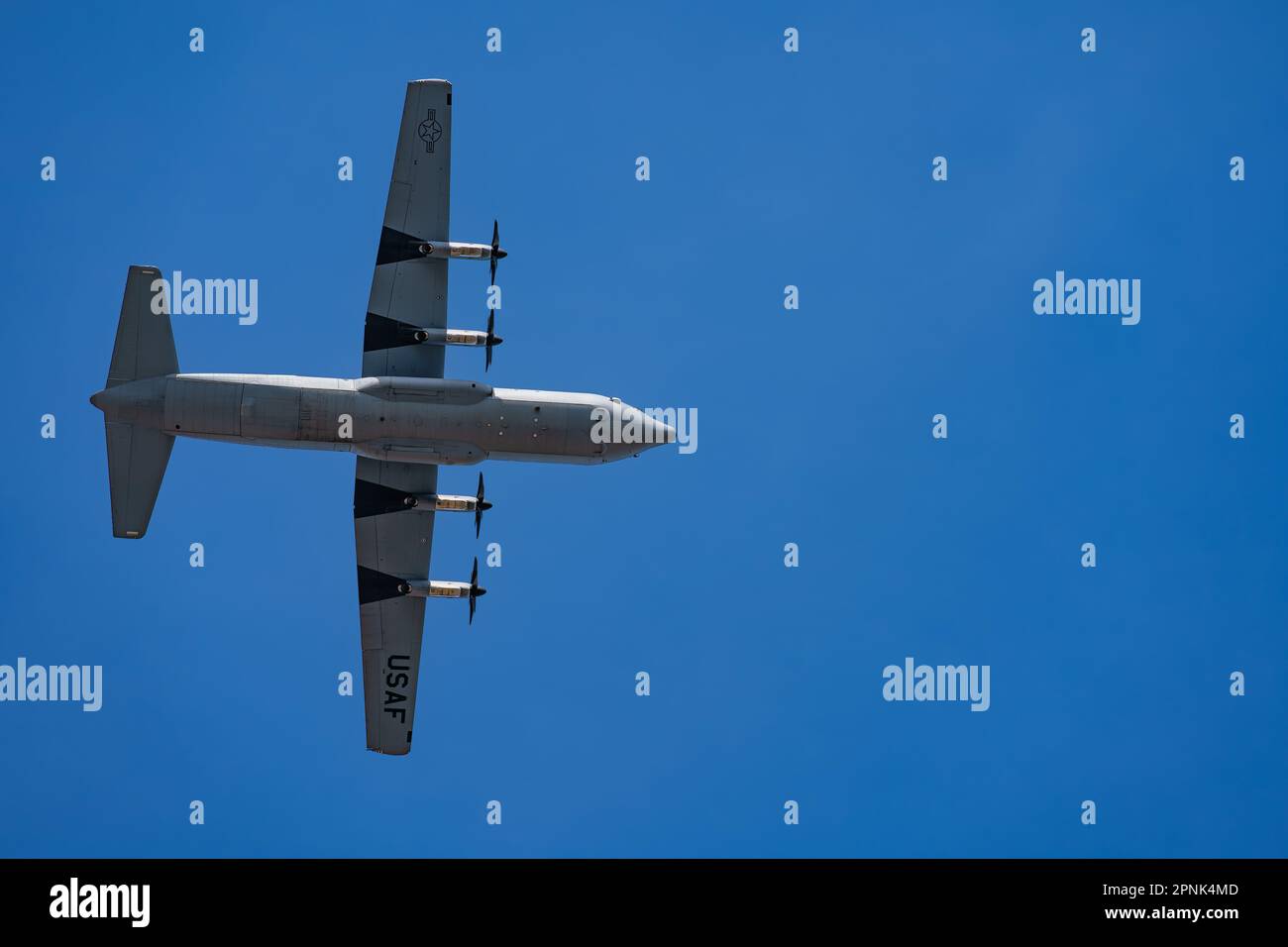 Lockheed C-130 avions de transport militaire Hercules en service aux États-Unis Air Force, survole la base aérienne de Ramstein en Allemagne Banque D'Images