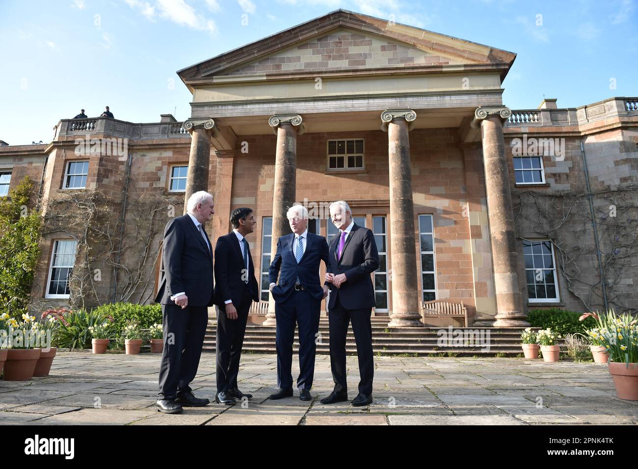 (Gauche-droite) l'ancien taoiseach Bertie Ahern, le Premier ministre Rishi Sunak, l'ancien président américain Bill Clinton et l'ancien premier ministre Sir Tony Blair devant le château de Hillsborough, ont fait leur co-down avant un dîner de gala à la fin de la conférence internationale marquant le 25th anniversaire de l'Accord de Belfast/Vendredi Saint. Date de la photo: Mercredi 19 avril 2023. Banque D'Images