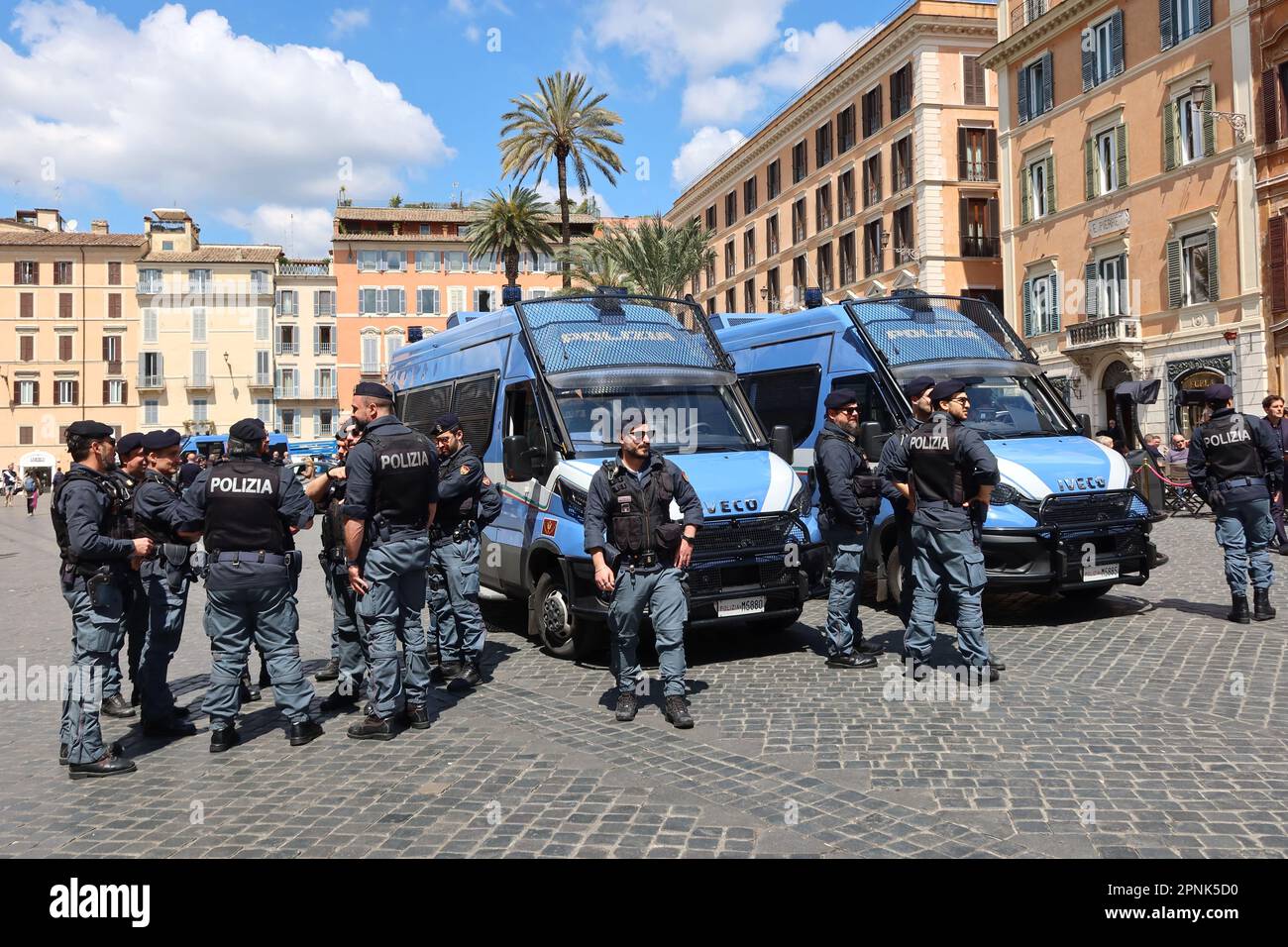 Rome, Italie. 19th avril 2023. La police entoure la fontaine de la Barcacia en vue de l'arrivée des supporters de Feyenoord pour le match de football avec AC Roma, Rome, Italie, sur 19 avril 2023, en 2015, des hooligans de l'équipe néerlandaise ont vandalisé la fontaine et causé de gros dégâts. (Photo d'Elisa Gestri/SIPA USA). Credit: SIPA USA/Alay Live News Banque D'Images