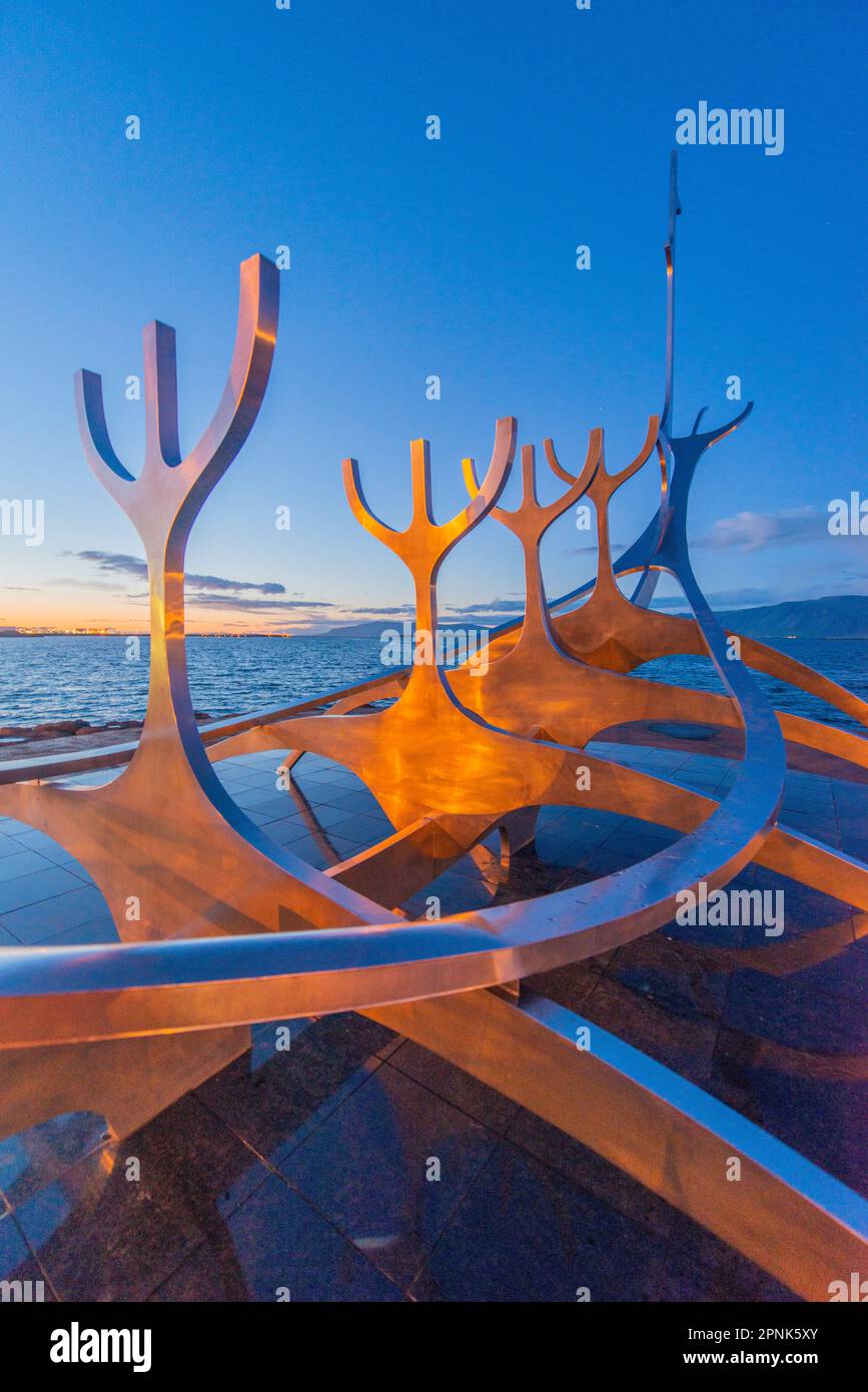 SÓLFARIÐ, Sun Voyager sculpture de Jon Gunnar Arnason au crépuscule à Reykjavik, Islande, Europe Banque D'Images