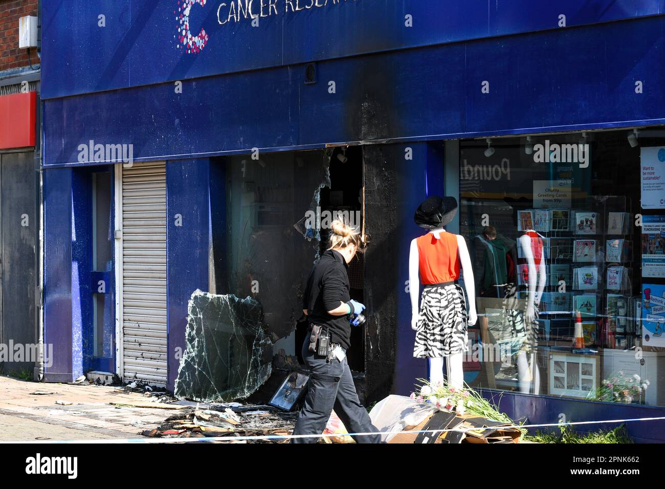 arson attack on cancer research uk charity shop à loughborough leicestershire. Banque D'Images