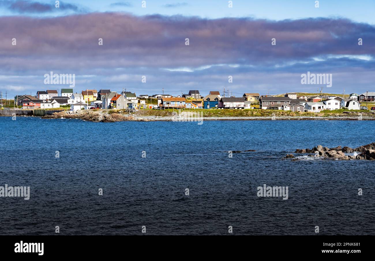 Terre-Neuve scène de maisons de plage colorées le long de la côte est rocheuse du Canada à Bonavista. Banque D'Images