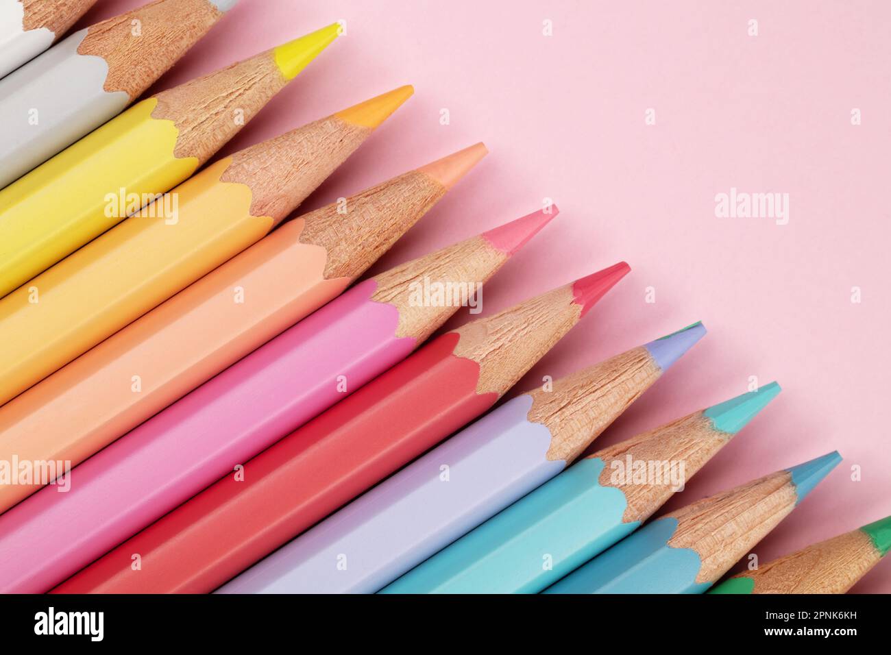 Crayons de couleur pastel sur fond rose. Crayons pastel multicolores. Banque D'Images