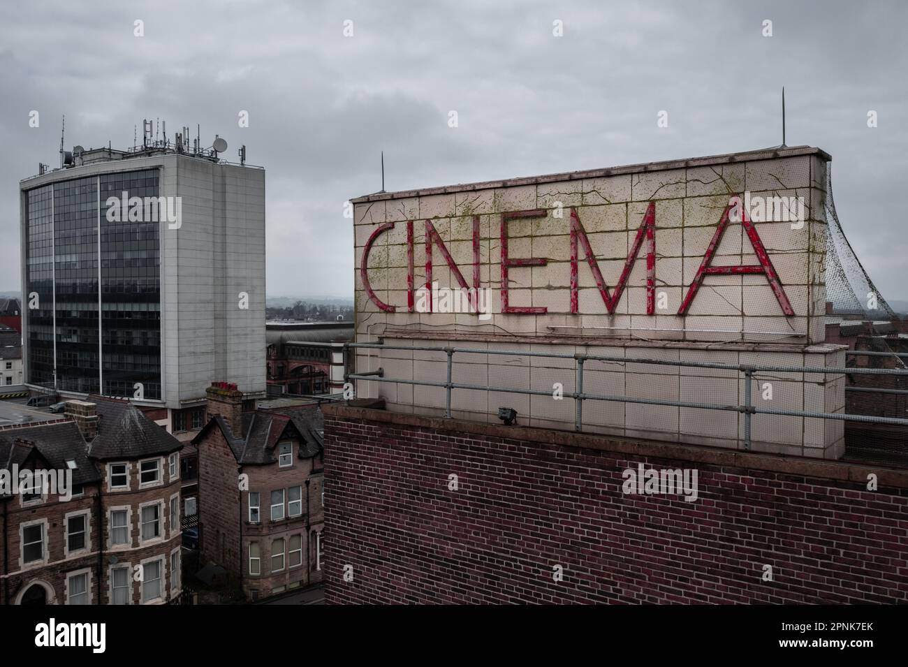 HARROGATE, ROYAUME-UNI - 15 AVRIL 2023. Un panneau Cinema sur le toit d'un cinéma dans un style rétro ou art déco Banque D'Images
