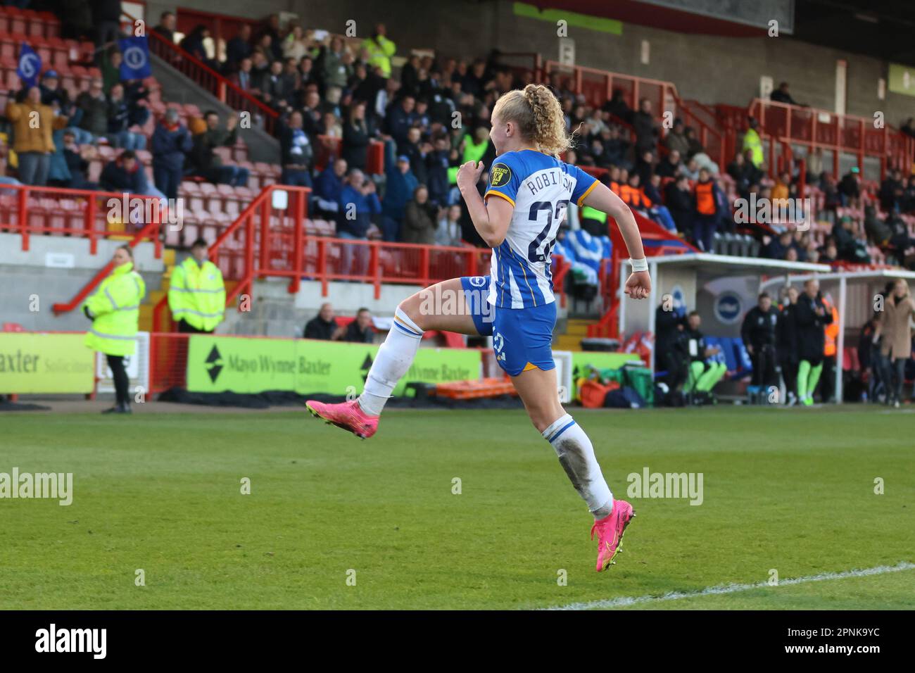 Stade Broadfield, Crawley, Royaume-Uni. 19th avril 2023. Katie Robinson (22, Brighton) célèbre son but lors d'un match dans la Super League féminine de Barclays le 19 avril 2023, entre Brighton & Hove Albion et Everton Women au Broadfield Stadium, Crawley, Royaume-Uni (Bettina Weissensteiner/SPP) Credit: SPP Sport Press photo. /Alamy Live News Banque D'Images